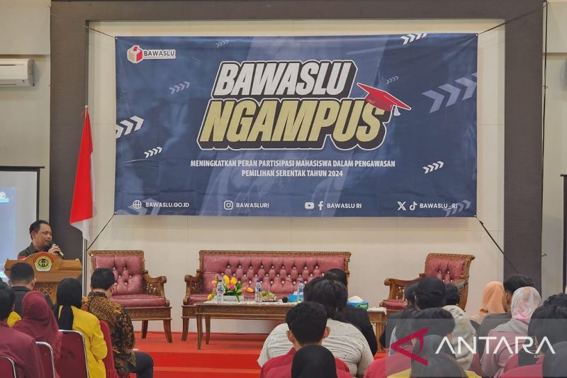 Komisioner Bawaslu Kalbar Yosef H.S. saat membuka kegiatan Bawaslu Ngampus di Universitas Panca Bhakti Pontianak, Senin (19/8/2024). ANTARA/Rendra Oxtora
