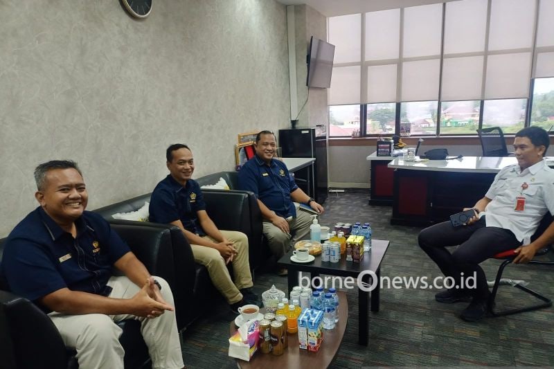 Ilustrasi - Tiga pejabat DJPb Kaltara (kanan) bersua dengan kepala Badan Pengelola Keuangan dan Aset Daerah (BPKAD) Provinsi Kaltara, Denny Harianto (kanan) baru-baru ini. (ANTARA/HO-DJPb Kaltara)