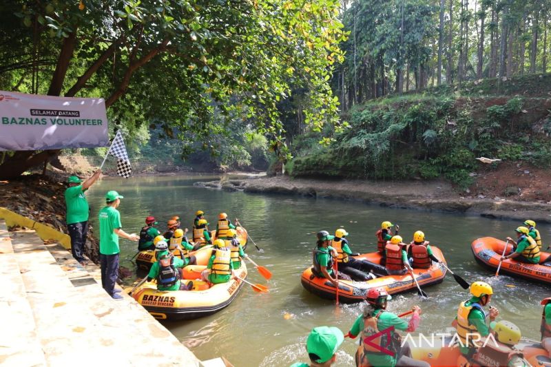 Kegiatan susur sungai yang digelar oleh Badan Amil Zakat Nasional (Baznas) RI dalam rangka memperingati Hari Kemanusiaan Sedunia 2024 di Sungai Ciliwung di Srengseng Sawah, Jagakarsa, Jakarta Selatan, Senin (19/8/2024). (ANTARA/HO-Baznas RI)