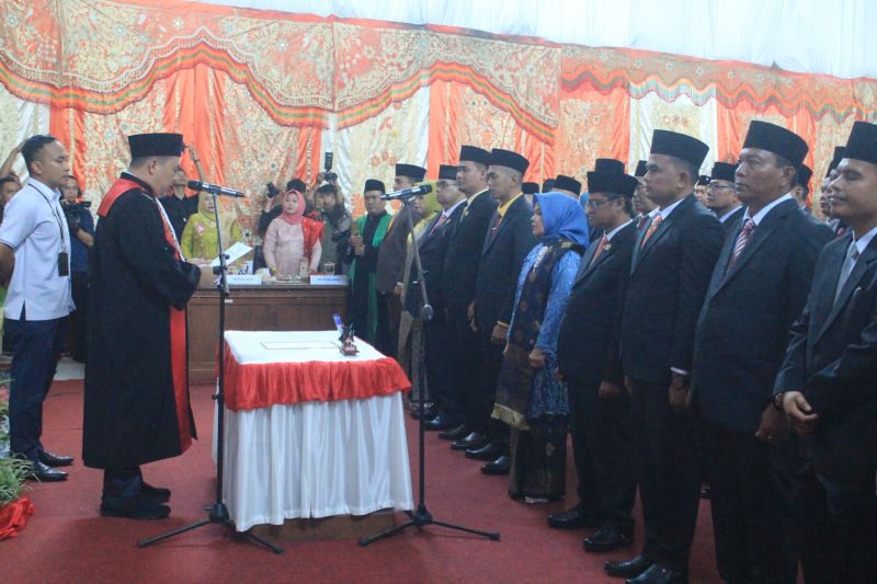 Ketua Pengadilan Negeri Pasaman Barat Ade Satriawan saat mengambil sumpah dan janji kepada 40 anggota DPRD periode 2024-2029, di Simpang Empat, Senin (19/8/2024). ANTARA/Altas Maulana.