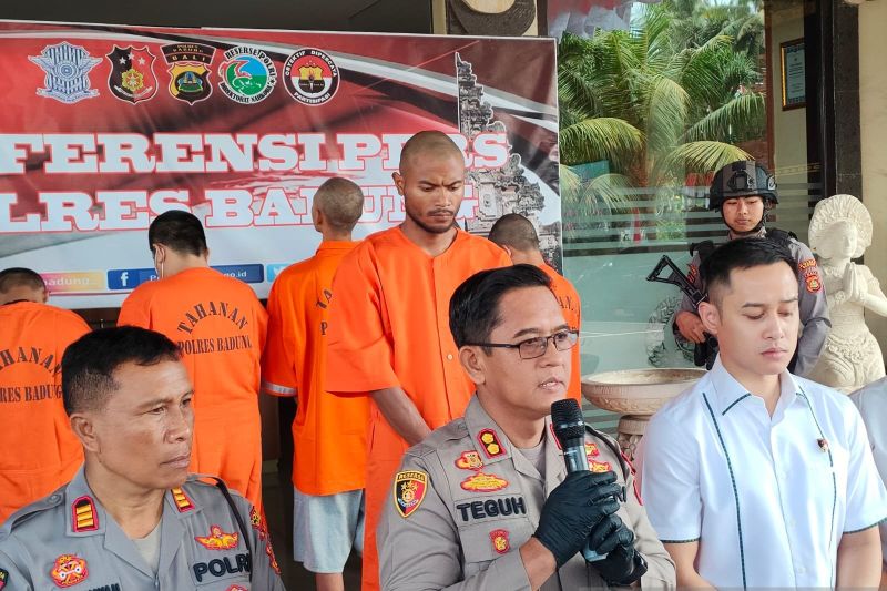 Kepala Kepolisian Resor Badung AKBP Teguh Priyo Wasono (tengah) memberikan keterangan terkait kasus penikaman WNA Prancis saat konferensi pers di Mako Polres Badung, Bali, Senin (19/8/2024). ANTARA/Rolandus Nampu