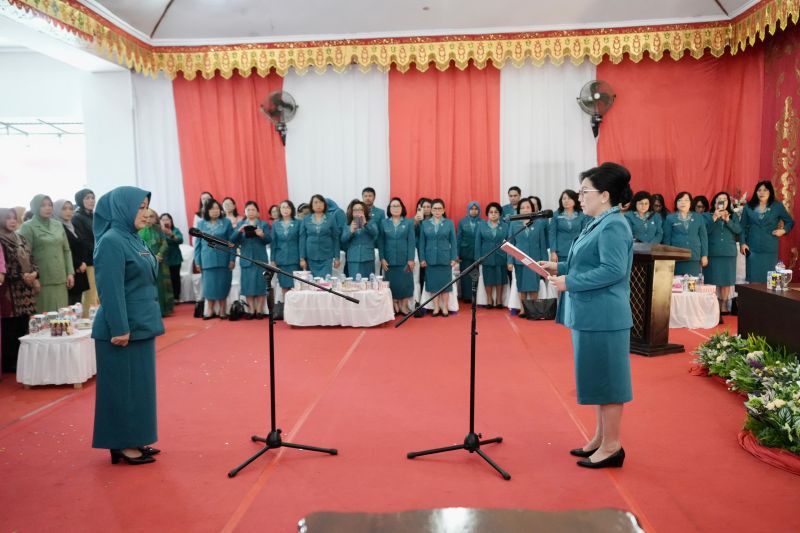 Rita saat melantik Suzanna Mokoginta-Mooduto sebagai Penjabat Ketua TP-PKK Kota Kotamobagu. (ANTARA/HO-DKIPS)