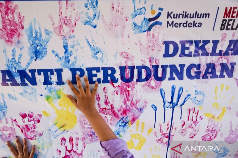 Arsip Foto - Seorang siswa menempelkan telapak tangan pada papan deklarasi anti-perundungan di SDN Proyonanggan 03, Kabupaten Batang, Provinsi Jawa Tengah, Selasa (23/7/2024). (ANTARA FOTO/Harviyan Perdana Putra/YU)