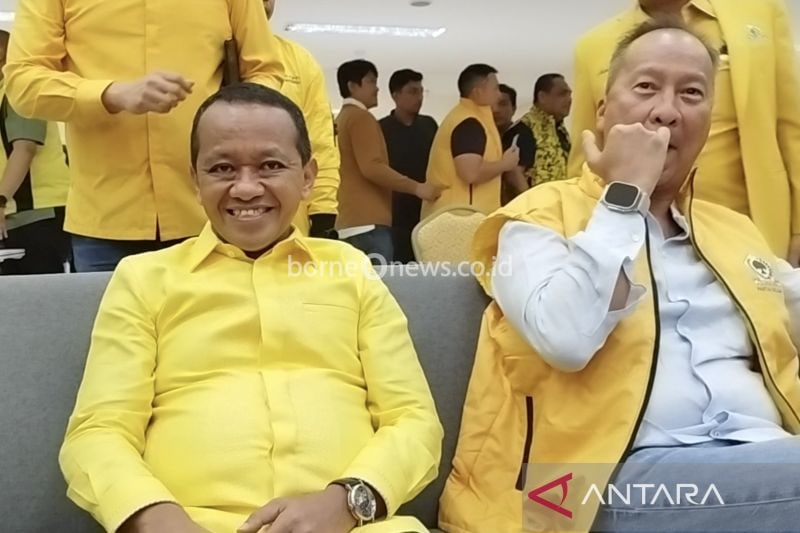 Politisi Partai Golkar Bahlil Lahadalia (kiri) bersama Plt Ketua Umum Partai Golkar Agus Gumiwang Kartasasmita (kanan) di Kantor DPP Partai Golkar, Jakarta, Senin (20/8/2024). ANTARA/Bagus Ahmad Rizaldi.