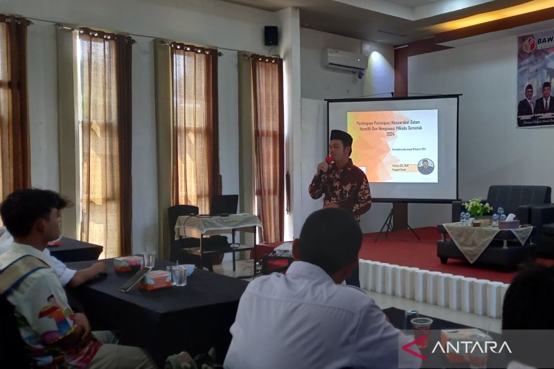 Bawaslu Kabupaten Bangka Barat menggelar sosialisasi kepada kelompok masyarakat untuk meningkatkan partisipasi pengawasan pada pelaksanaan seluruh tahapan Pilkada 2024. (ANTARA/ Donatus Dasapurna)