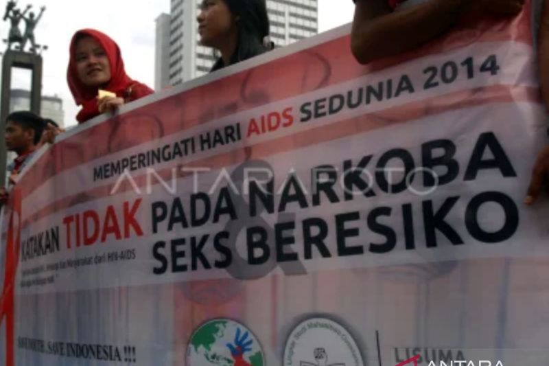 Ilustrasi - Sejumlah mahasiswa membentangkan spanduk saat aksi peringatan Hari HIV/AIDS Sedunia di Bundaran Hotel Indonesia, Jakarta. ANTARA/Darwin Fatir.