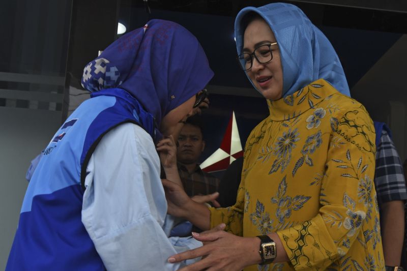 Arsip - Politisi Partai Golkar yang juga mantan Wali Kota Tangerang Selatan Airin Rachmi Diany (kanan) menyalami Ketua DPD Partai Demokrat Banten Iti Octavia Jayabaya (kiri) saat akan menyerahkan formulir penjaringan bakal calon gubernur (bacagub) Banten di Serang, Banten, Rabu (22/5/2024). . ANTARA FOTO/Asep Fathulrahman/