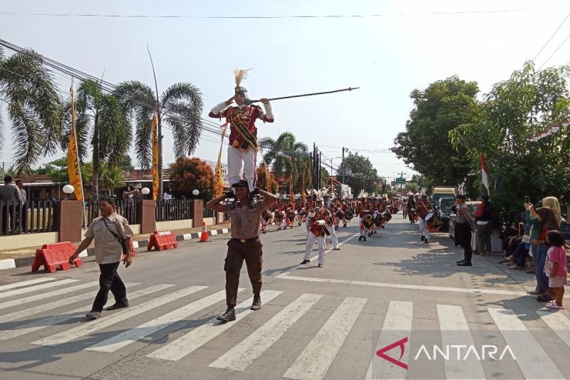 Peserta drum band sedang beratraksi pada acara karnaval pembangunan dan budaya yang diselenggarakan oleh Pemkab Batang, Senin (19/8/2024). ANTARA/Kutnadi