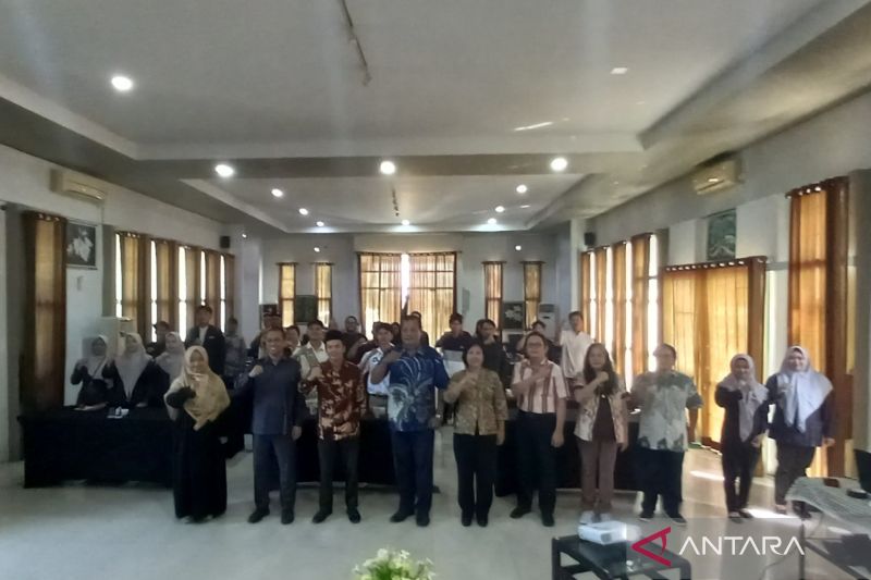 Bawaslu Kabupaten Bangka Barat menggelar sosialisasi pengawasan partisipatif kepada kelompok masyarakat untuk mendukung pelaksanaan Pilkada 2024. (ANTARA/ Donatus Dasapurna)