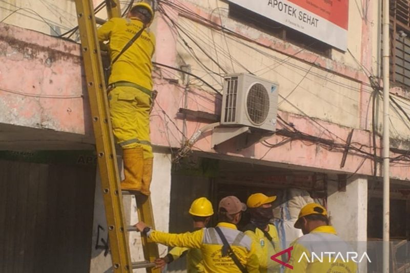 Penataan Kabel Semrawut di Jalan Pancoran Raya, Jakarta Barat