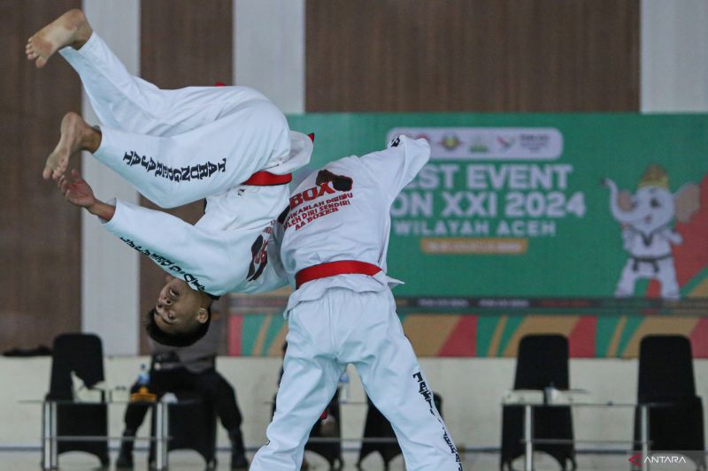 Atlet tarung derajat Aceh untuk PON XXI Ikhsan Arya (kiri) bersama rekannya Hengki Pernando (kanan) menampilkan seni gerak tarung derajat saat pertunjukkan eksibisi dalam Kejuaraan Test Event PON XXI Aceh-Sumut di Balai Meseuraya Aceh (BMA), Banda Aceh, Aceh, Senin (19/8/2024). ANTARA/Khalis Surry