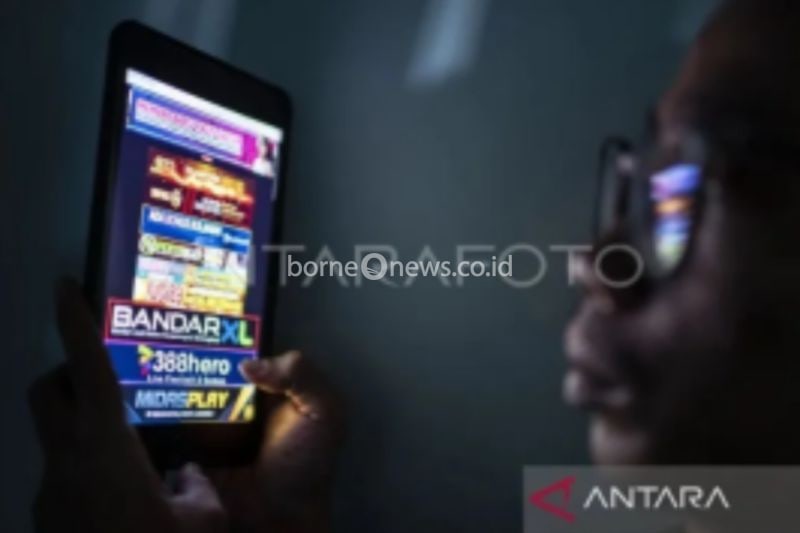 Ilustrasi foto - Warga melihat iklan judi online melalui gawai. ANTARA FOTO/Aprillio Akbar