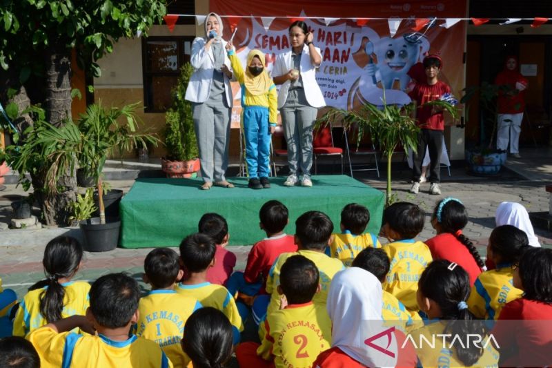 Sosialisasi kesehatan gigi oleh Rotary Club Kartini di Solo, Jawa Tengah, beberapa waktu lalu. ANTARA/Aris Wasita