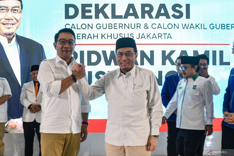 Bakal Calon Gubernur DKI Jakarta Ridwan Kamil (kiri) berjabat tangan dengan Bakal Calon Wakil Gubernur DKI Jakarta Suswono (kanan) saat Deklarasi Cagub dan Cawagub DKI Jakarta di Jakarta, Senin (19/8/2024). Politisi Partai Golkar Ridwan Kamil dan Ketua Majelis Pertimbangan Pusat PKS Suswono akan ikut dalam dalam Pilkada DKI Jakarta dengan dukungan dari 12 partai Koalisi Indonesia Maju (KIM) Plus. ANTARA FOTO/Muhammad Adimaja/tom.
