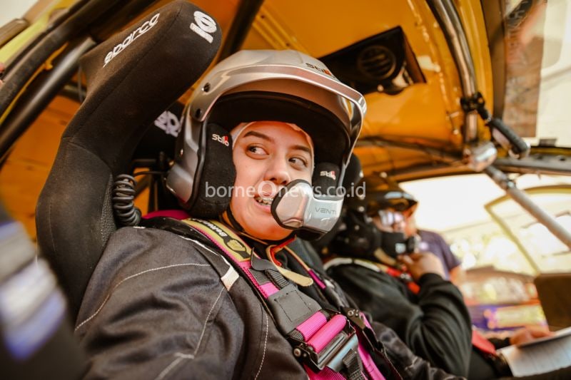 Pereli Diva Zahra tampil dalamputaran lima Kejuaraan Nasional (Kejurnas) Sprint Rally 2024 di Meikarta, Jawa Barat, yang berlangsung selama 17-18 Agustus. (ANTARA/HO-Pertamina Patra Niaga)