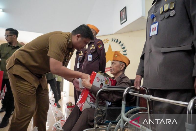 Bobby Nasution Serahkan Bantuan dan Renovasi Gedung Veteran di Medan