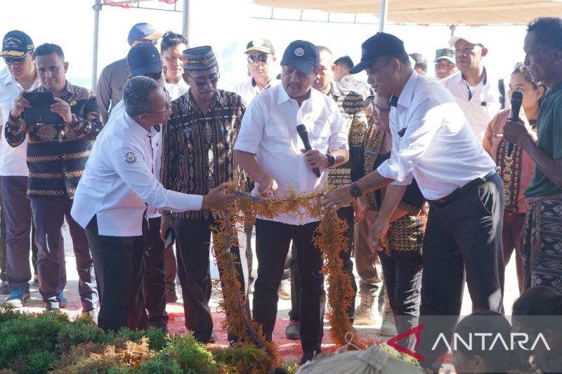 Menteri Kelautan dan Perikanan Sakti Wahyu Trenggono (tengah) dalam kunjungan kerja di Sabu Raijua, NTT. ANTARA/HO-KKP