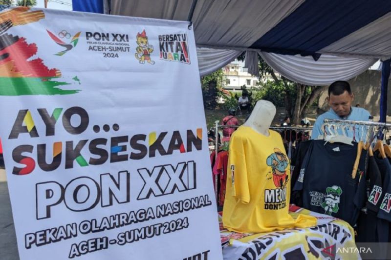 Pelaku UMKM menyosialisasikan sekaligus menjual produk PON 2024 pada Hari Koperasi Festival 2024 di Pekan Raya Sumatera Utara, Medan. (ANTARA/Michael Siahaan)