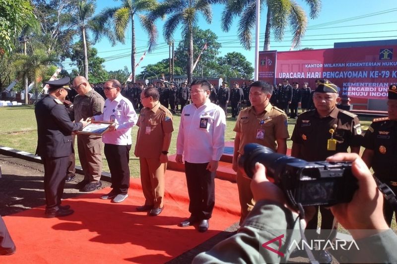 Kepala BNN Provinsi Sulut Brigjen Pol Pitra Ratulangi menerima penghargaan diberikan Plh Kakanwil Kemenkumham Sulut John Batara. ANTARA/Jorie Darondo (1)