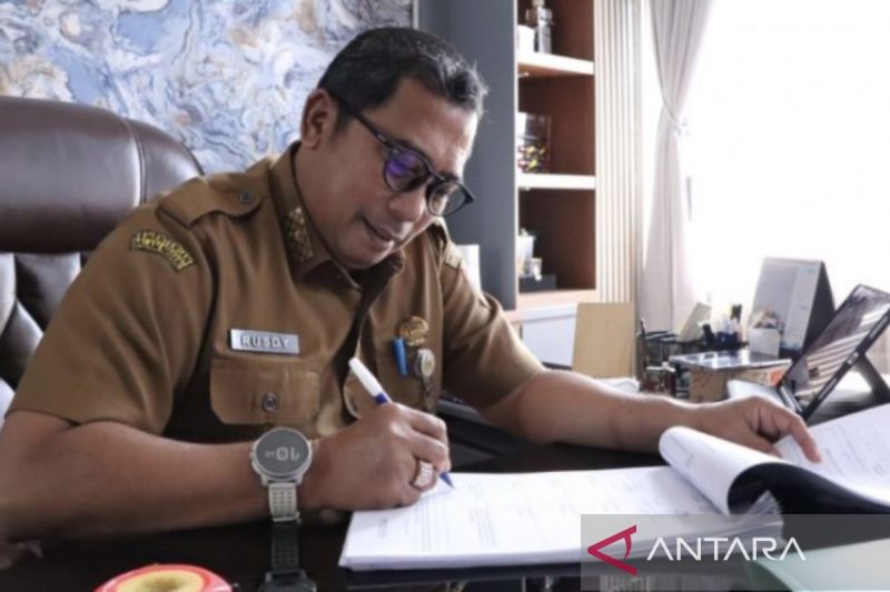 Gubernur Kalsel Serahkan Bantuan Perahu Bermotor untuk Pokmaswas