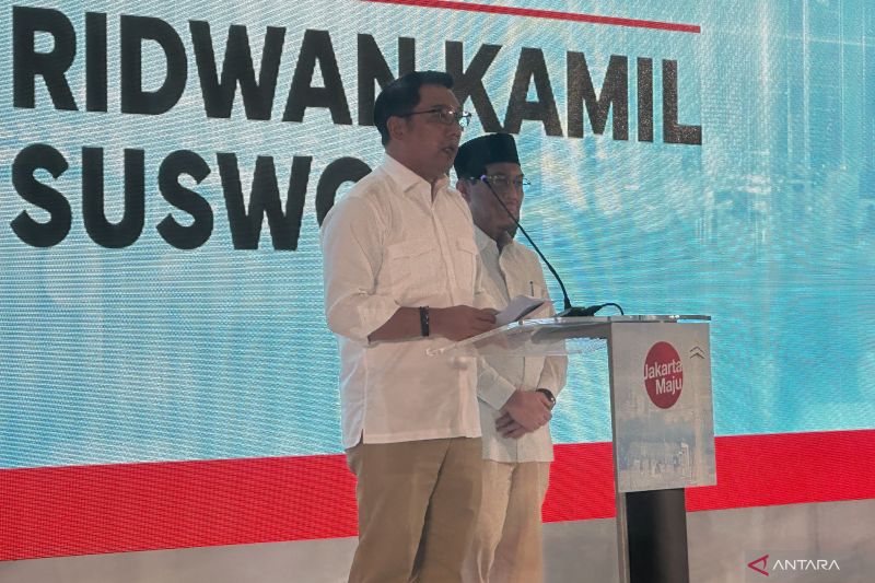 Bakal pasangan calon Gubernur dan Wakil Gubernur DKI Jakarta Ridwan Kamil (kiri) dan Suswono saat memberikan sambutan usai dideklarasikan oleh 12 partai politik di Hotel Sultan, Jakarta, Senin (19/8/2024). ANTARA/Rio Feisal.