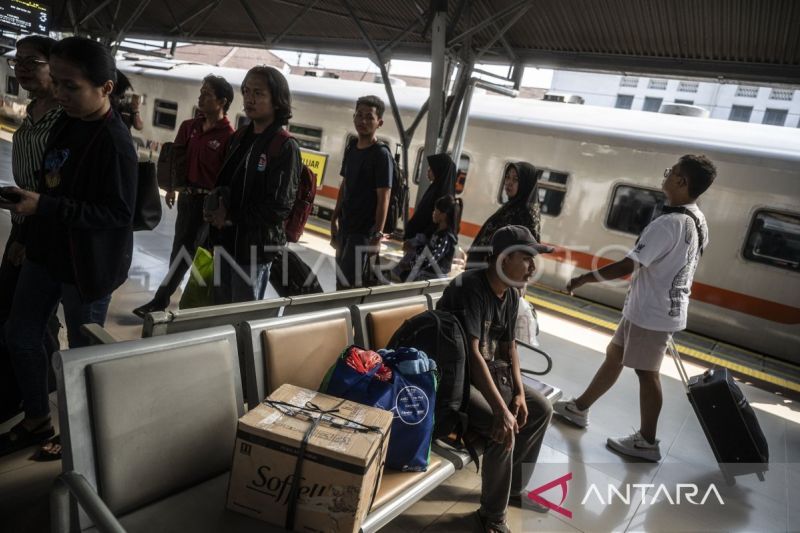 Sejumlah pemudik kereta api Menoreh berjalan keluar setibanya di Stasiun Pasar Senen, Jakarta, Sabtu (13/4/2024). ANTARA FOTO/Aprillio Akbar/nz.