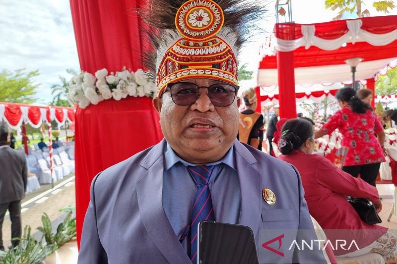 Kepala Badan Kesatuan Bangsa dan Politik (Kesbangpol) Provinsi Papua Barat Muhammad Thamrin Payapo saat ditemui di Manokwari, Senin. (ANTARA/Fransiskus Salu Weking)