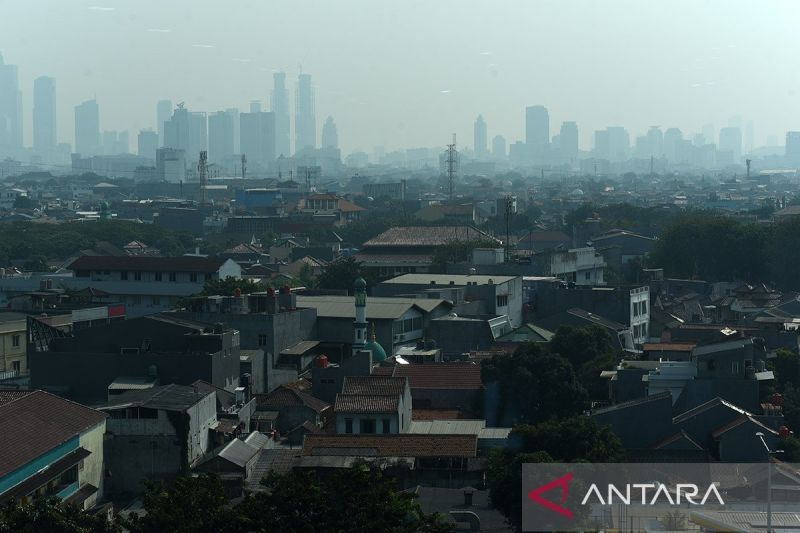 Ilustrasi - Suasana deretan gedung yang tersamar polusi di Jakarta Timur. ANTARA FOTO/Indrianto Eko Suwarso/foc/am.