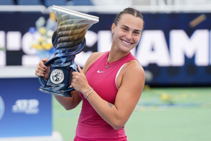 Aryna Sabalenka berpose dengan trofi setelah mengalahkan Jessica Pegula dalam final Cincinnati Open di Lidner Family Tennis Center, Mason, Ohio, AS, Senin (19/8/2024). (ANTARA/AFP/Getty Images/Dylan Buell)