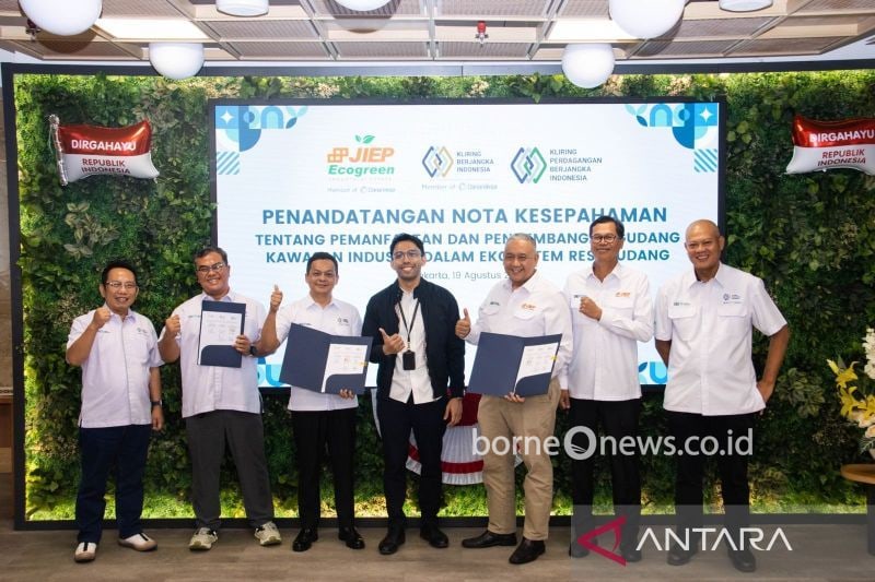 Penandatanganan nota kesepahaman tentang pemanfaatan sistem resi gudang oleh PT JIEP, PT KBI dan PT KPBI di Menara Danareksa, Jakarta, Senin (19/8/2024). (ANTARA/HO-PT Jakarta Industrial Estate Pulogadung,)
