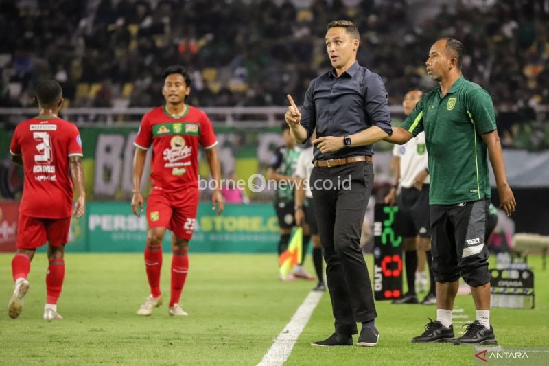 Pelatih Persebaya Paul Munster (kedua kanan) memberi instruksi kepada pemainnya saat melawan PSS Sleman pada pertandingan pekan pertama BRI Liga 1 Indonesia musim 2024/2025 di Stadion GBT Surabaya, Minggu (11/8/2024). ANTARA FOTO/Rizal Hanafi