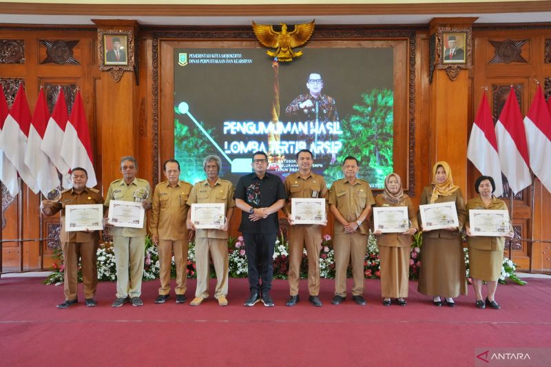 Foto bersama kegiatan pengumuman hasil Lomba Tertib Arsip kategori kecamatan, kelurahan, dan SMPN pada 2024 di Sabha Mandala Madya Balai Kota Mojokerto, Selasa (20/8/2024). ANTARA/HO-Pemkot Mojokerto