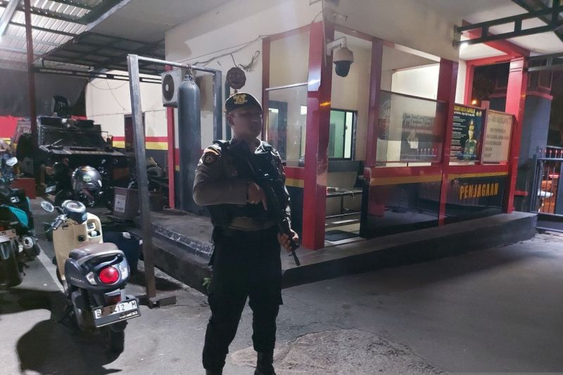 Seorang petugas Polri berjaga di Pos Mapolresta Barelang, Kota Batam, Kepulauan Riau, Senin (19/8/2024). (ANTARA/Laily Rahmawaty)