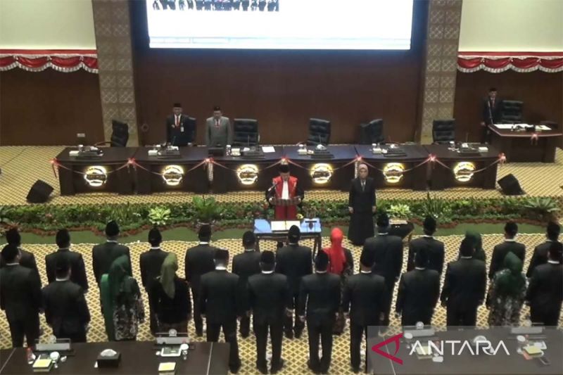 Ketua Pengadilan Negeri Purwokerto Rudy Ruswoyo mengambil sumpah dan janji anggota DPRD Kabupaten Banyumas masa jabatan 2024-2025 di gedung baru DPRD Kabupaten Banyumas, Purwokerto, Banyumas, Jawa Tengah, Selasa (20/8/2024). ANTARA/Sumarwoto