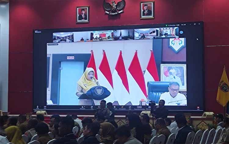 Asisten Perekonomian dan Pembangunan (Ekbang) Setda Provinsi Kalteng Sri Widanarni rakor bersama mentan di Aula Jayang Tingang, Selasa, 20 Agustus 2024. (FOTO: HERMAWAN)