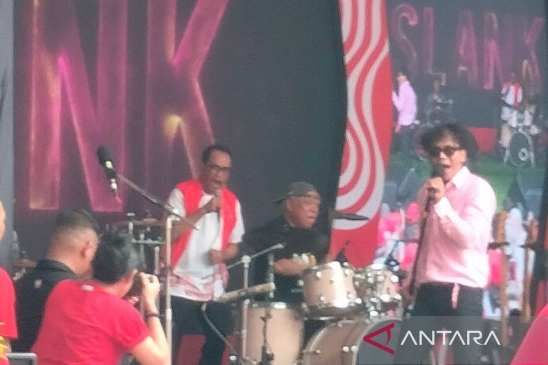 Menteri Perhubungan Budi Karya dan Menteri Pekerjaan Umum dan Perumahan Rakyat (PUPR) Basuki Hadimuljono tampil bersama Slank dalam Festival Merdeka di Kementerian PUPR, Jakarta, Selasa (20/8/2024). ANTARA/Aji Cakti.