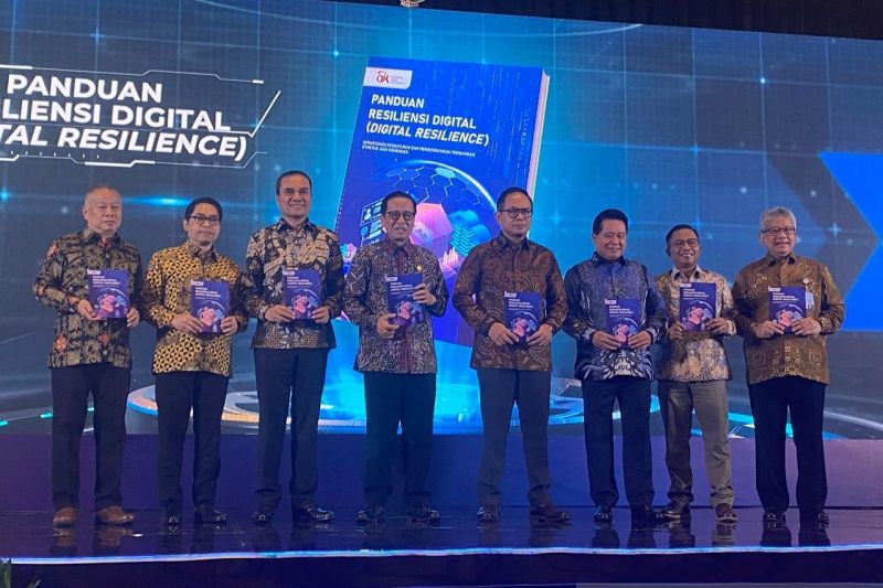 Kepala Eksekutif Pengawas Perbankan Otoritas Jasa Keuangan (OJK) Dian Ediana Rae (keempat dari kiri) bersama para pemangku kepentingan dari asosiasi industri perbankan saat peluncuran Panduan Resiliensi Digital di Jakarta, Selasa (20/8/2024). ANTARA/Rizka Khaerunnisa