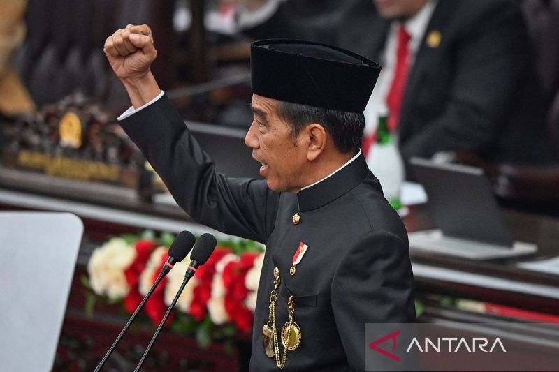 Presiden Joko Widodo menyampaikan pidato kenegaraan dalam Sidang Tahunan MPR dan Sidang Bersama DPR - DPD Tahun 2024 di Kompleks Parlemen, Senayan, Jakarta, Jumat (16/8/2024). ANTARA FOTO/Aditya Pradana Putra/YU/am.