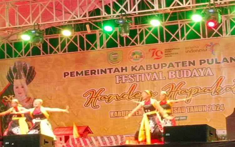 Lomba Tari Daerah Ajang Pengembangan Potensi Generasi Muda di Pulang Pisau