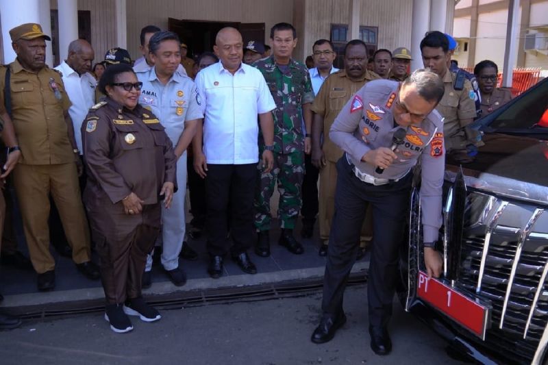 Penjabat Gubernur Papua Tengah Ribka Haluk saat menyaksikan pemasangan plat kendaraan nomor PT 1 oleh Dirlantas Polda Papua bertempat di Aula Kantor Gubernur, Senin (19/8). (ANTARA/HO-Pemprov Papua Tengah)