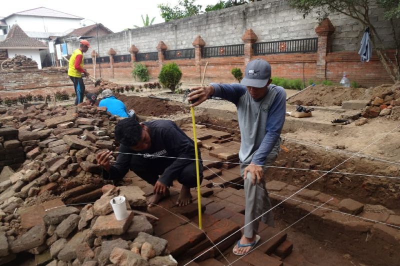 Tim arkeolog dari BPK Jatim melakukan penggalian struktur fondasi Candi Gayatri atau Candi Boyolangu, Tulungagung, Senin (19/8/2024) (ANTARA/HO-Pamungkas)
