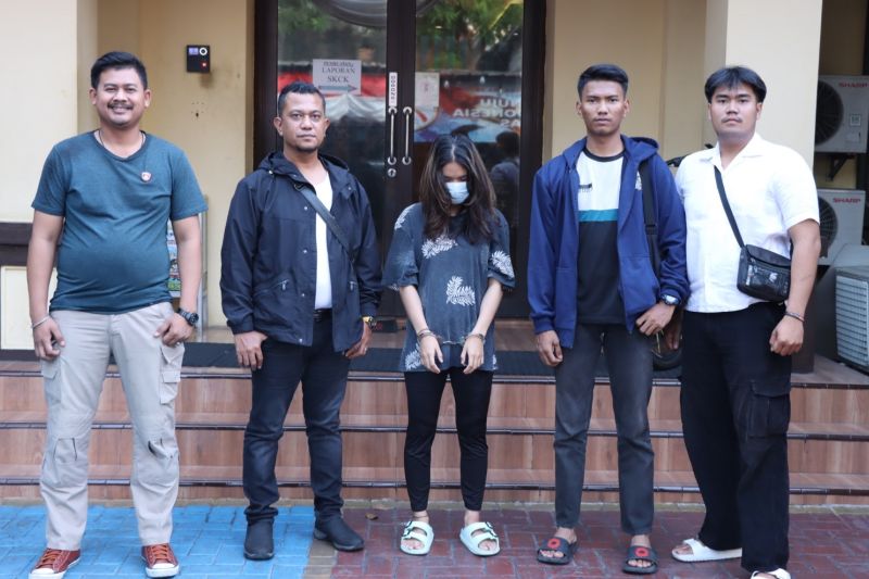 Polisi menangkap seorang wanita berinisial NE (21) di Jembatan Besi, Tambora, Jakarta Barat, pada Rabu (14/8/2024) yang menjadi pelaku TPPO anak di bawah umur. ANTARA/HO-Polres Jakbar