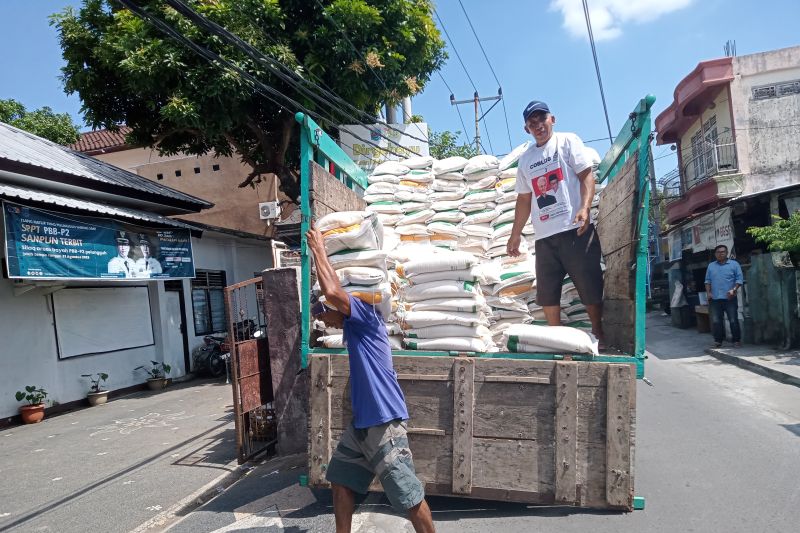 Arsip foto: pendistribusian bantuan beras cadangan pangan pemerintah (CPP) ke salah satu kelurahan di Kota Mataram, Provinsi Nusa Tenggara Barat. (ANTARA/Nirkomala)
