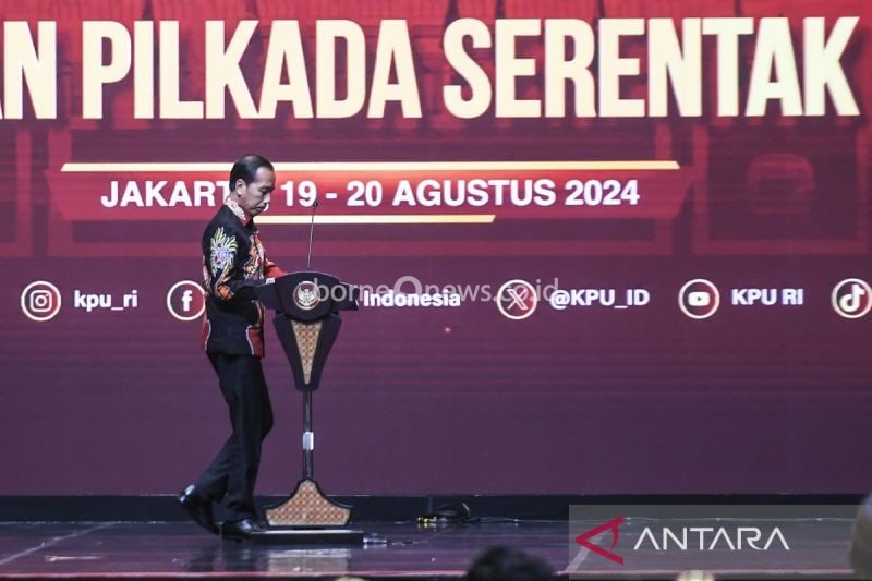 President Joko Widodo heads to the podium to deliver a speech at the National Preparedness Consolidation for the 2024 Simultaneous Regional Elections in Jakarta on August 20, 2024. (ANTARA FOTO/Hafidz Mubarak A/tom)