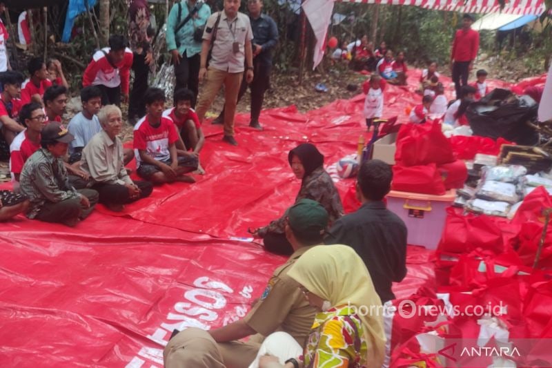 Menteri Sosial Tri Rismaharini didampingi Wakil Gubernur Jambi dan Wakil Bupati Batanghari melakukan temu wicara dengan enam Temenggung (Ketua Kelompok) Suku Anak Dalam di Batanghari, Jambi, Selasa (20/8/2024). Dalam temu wicara ini Kementerian Sosial meyosialisasikan rumah kawasan khusus untuk ditempati masyarakat Suku Anak Dalam sehingga berkehidupan lebih baik tanpa meninggalkan adat kebudayaan luhur mereka yang hidup berdampingan dengan hutan. (ANTARA/M Riezko Bima Elko Prasetyo)