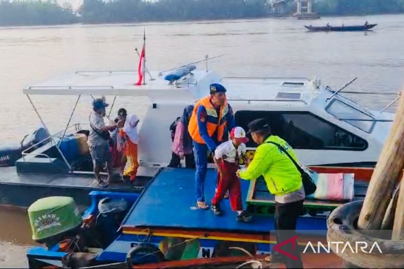 Kapal Satpolairud Bantu Warga Menyeberang Sungai Setelah Jembatan Roboh