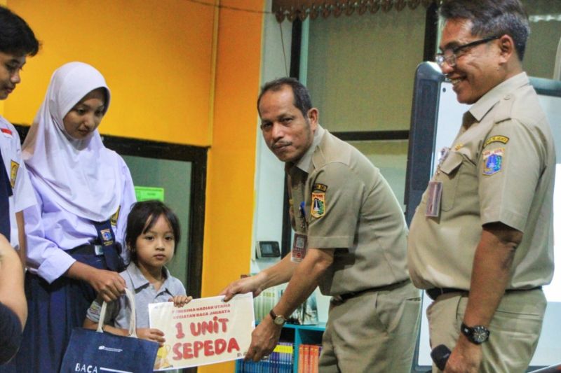 Pemerintah Kota Administrasi Jakarta Selatan memberikan hadiah kepada peserta Baca Jakarta, Jakarta, Selasa (20/8/2024). ANTARA/HO-Kominfotik Jakarta Selatan