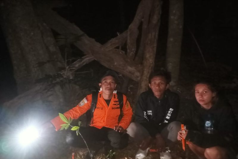 Personel Basarnas Bali temukan WNA Turki dan pemandu saat tersesat di Gunung Batukaru, Tabanan, Selasa (20/8/2024) ANTARA/Ho-Basarnas