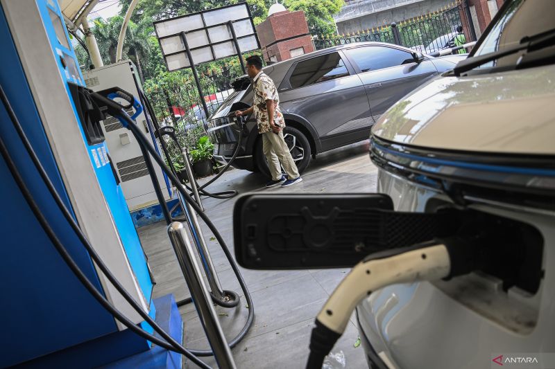 Arsip Foto - Pengemudi mengisi daya mobil listrik di Stasiun Pengisian Kendaran Listrik Umum (SPKLU) di Jakarta, Selasa (9/7/2024). (ANTARA FOTO/Sulthony Hasanuddin/aww)