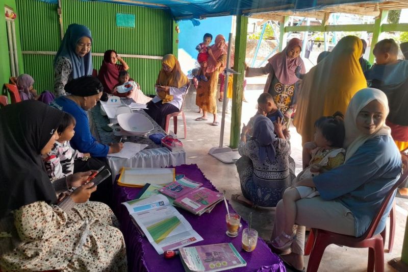 Mahasiswa KKN UIN Alauddin memberikan penyuluhan tentang pencegahan stunting di Desa Langkura, Jeneponto, Sulawesi Selatan.ANTARA/HO-UIN Alauddin.